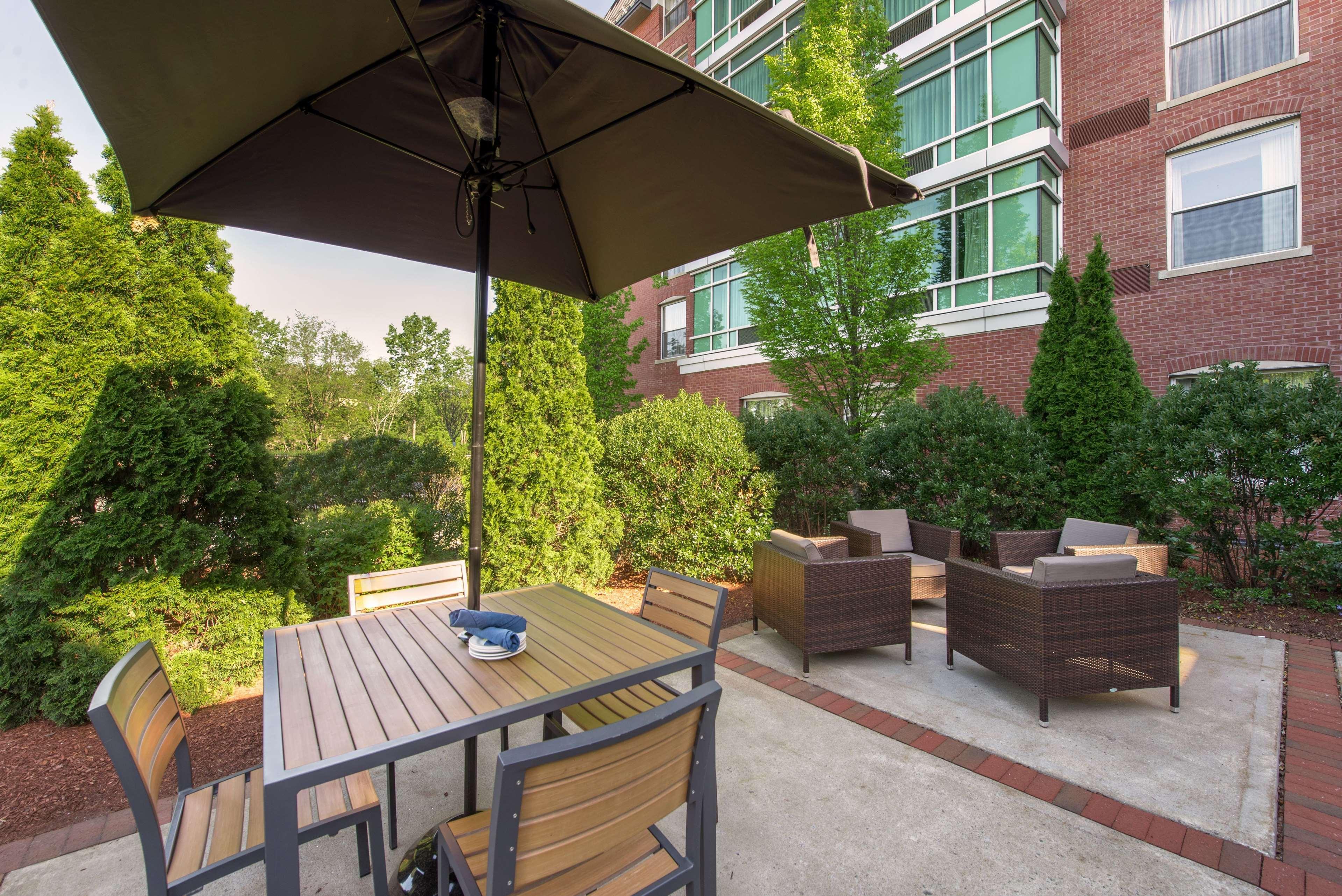 Hilton Garden Inn Manchester Downtown Exterior foto